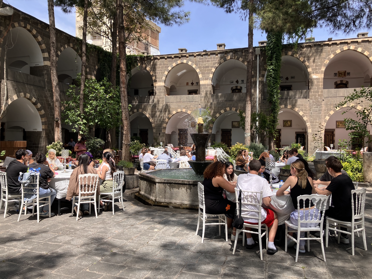 Gençler barış umudu için bir arada